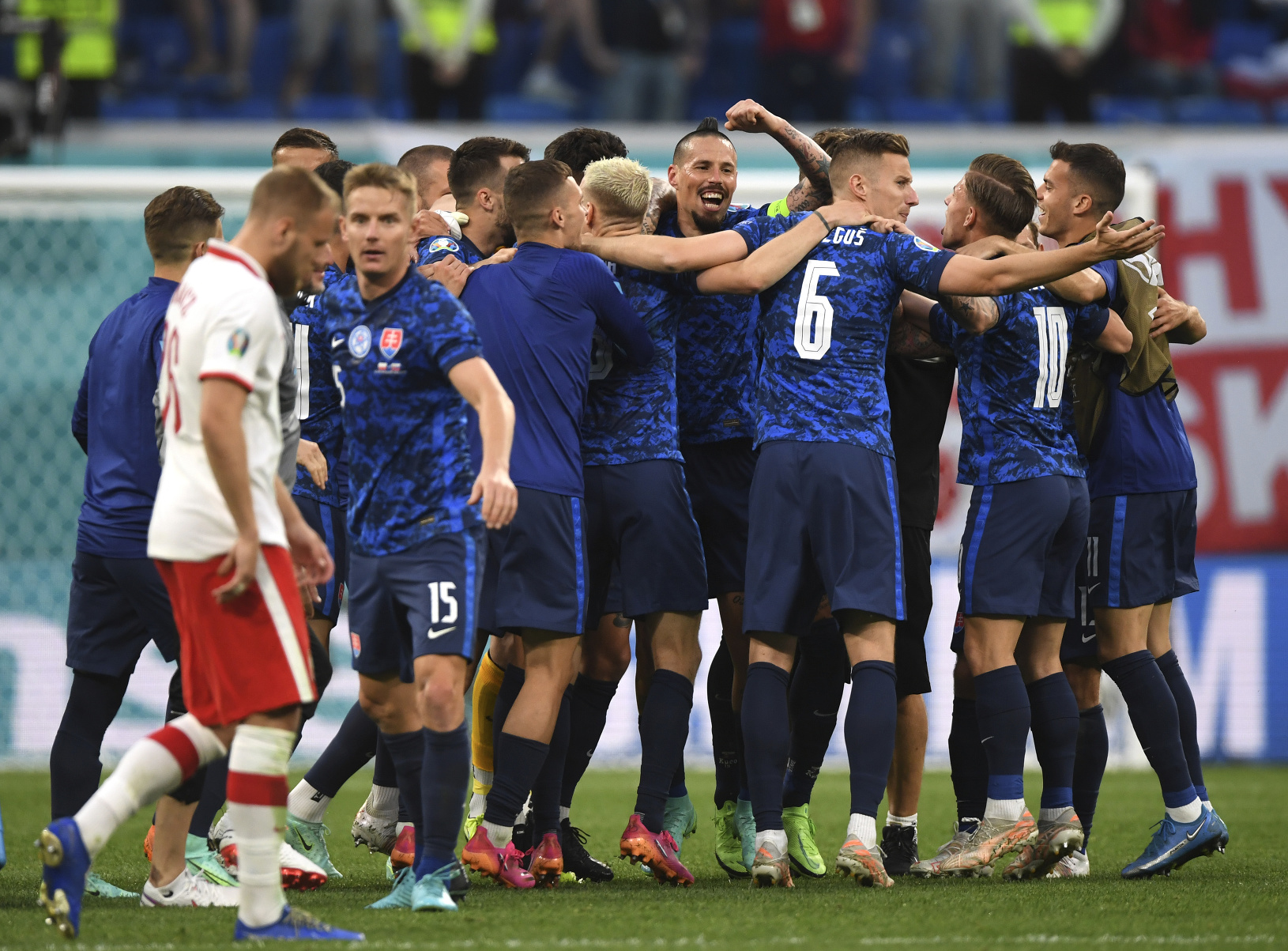 Slovenskí futbalisti oslavujú víťazstvo