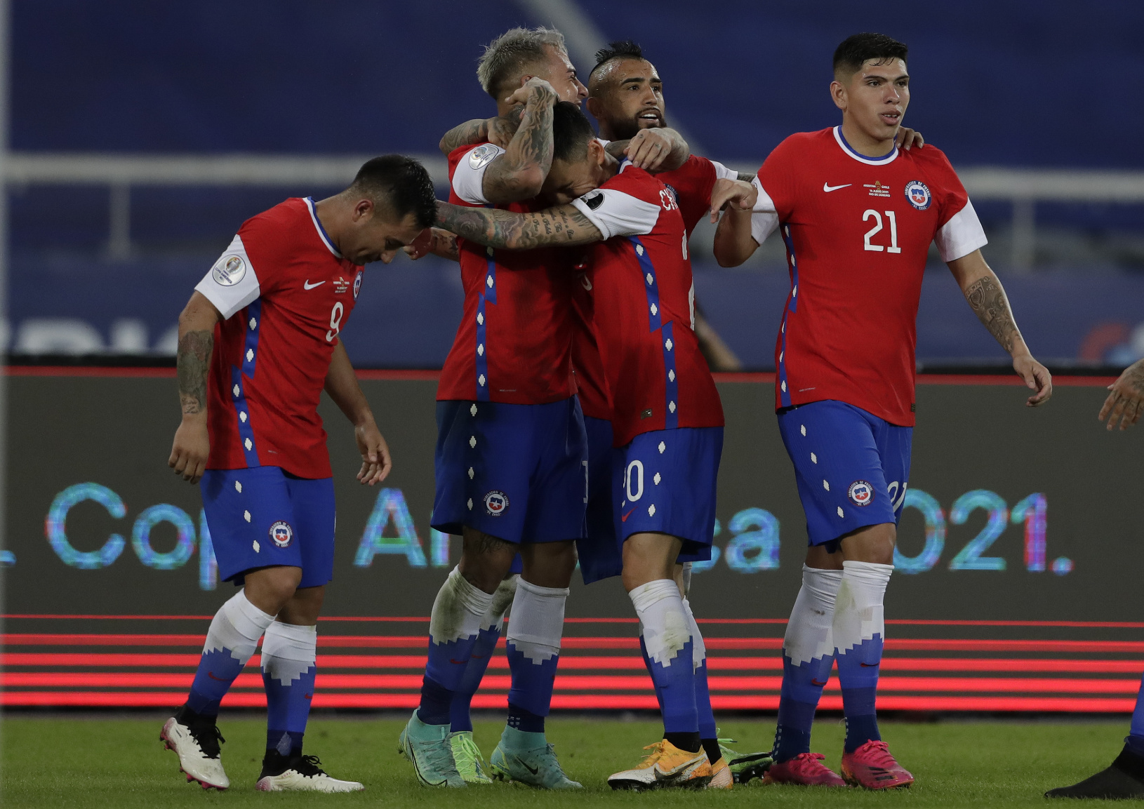 Hráči Čile oslavujú gól