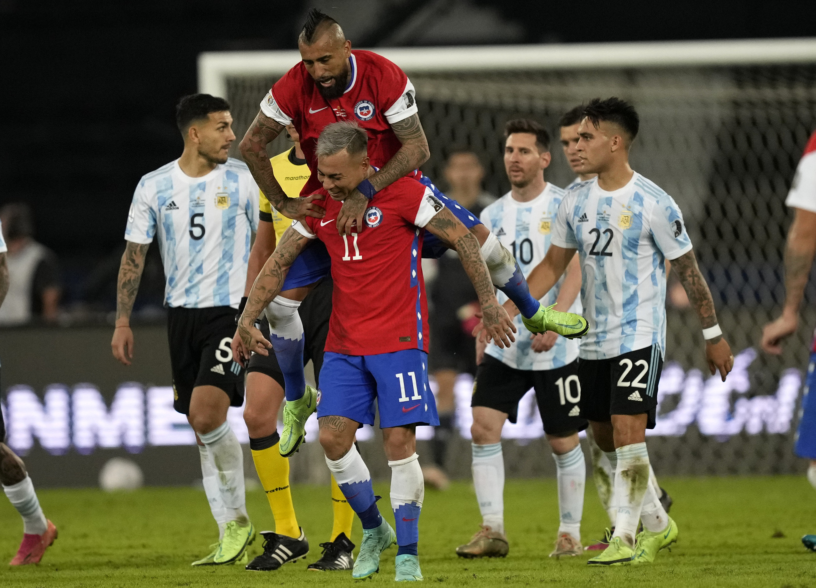 Hráči Čile oslavujú gól