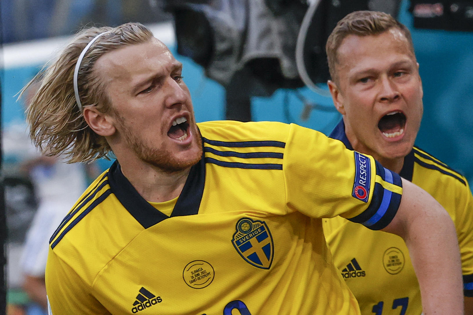 Futbalisti Švédska oslavujú gól