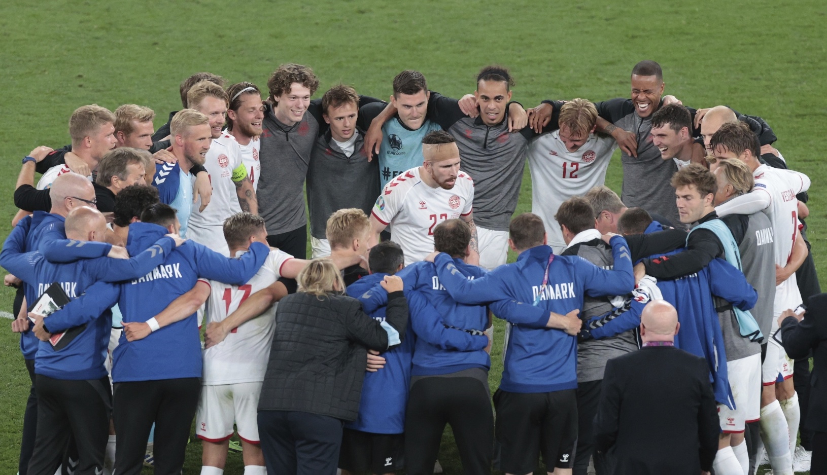 Dánski reprezentanti oslavujú víťazstvo