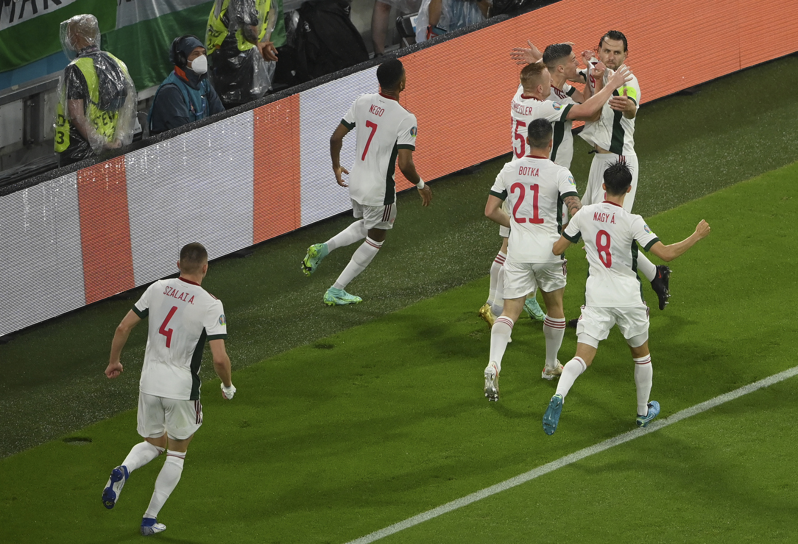 Hráči Maďarska oslavujú gól