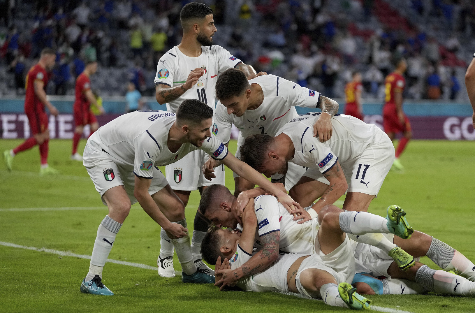Talianski futbalisti oslavujú gól