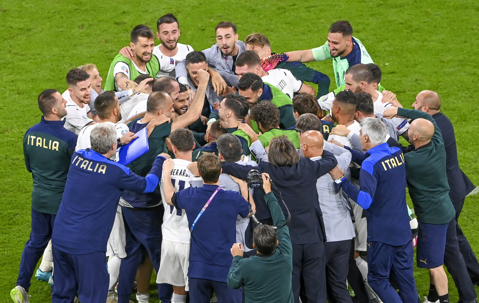 Talianski futbalisti oslavujú postup
