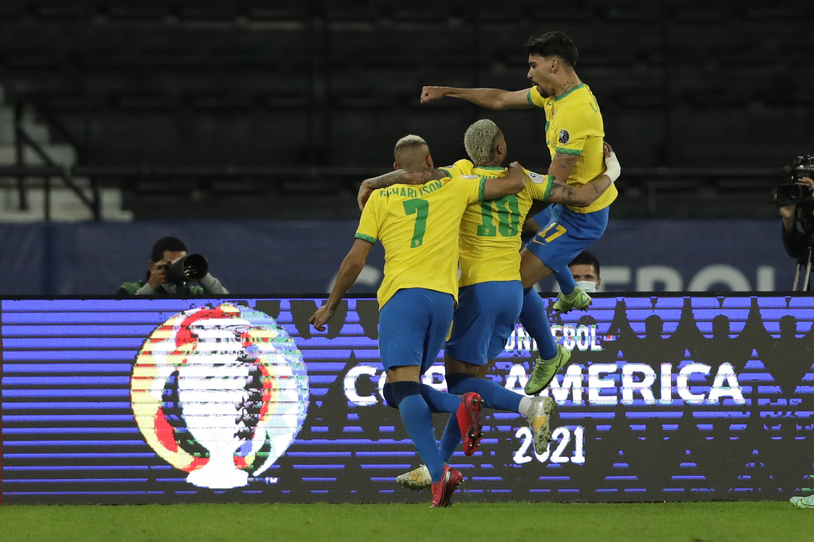 Hráči Brazílie oslavujú gól