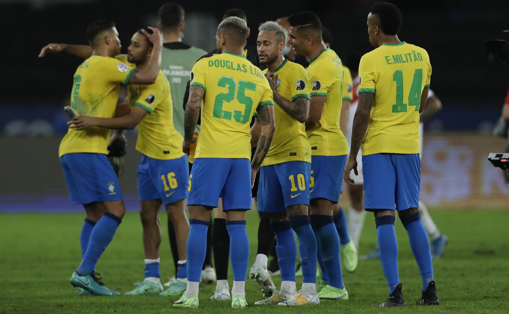 Brazílski spoluhráči oslavujú víťazstvo