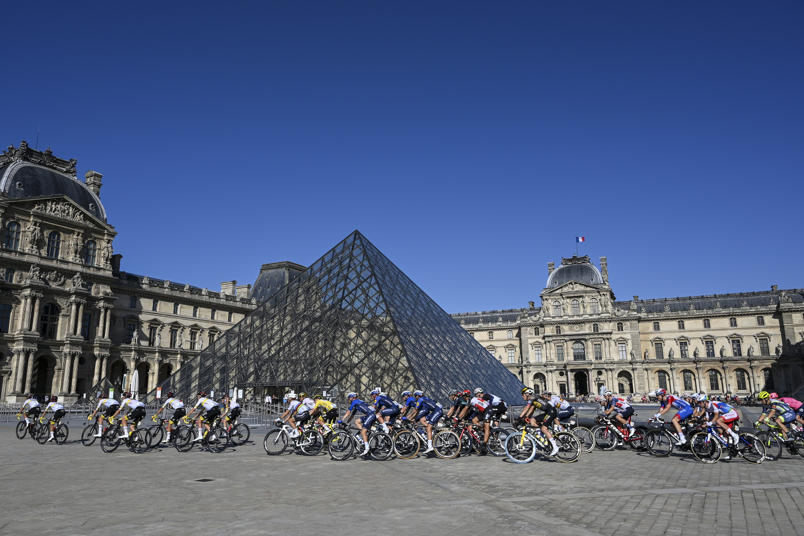 Cyklisti pred Múzeom Louvre