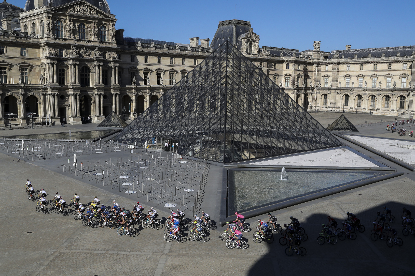 Cyklisti pred múzeom Louvre
