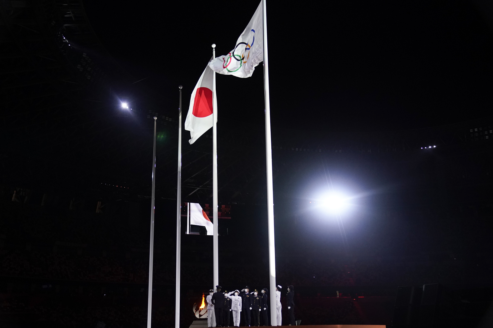 Vztýčená vlajka Japonska a