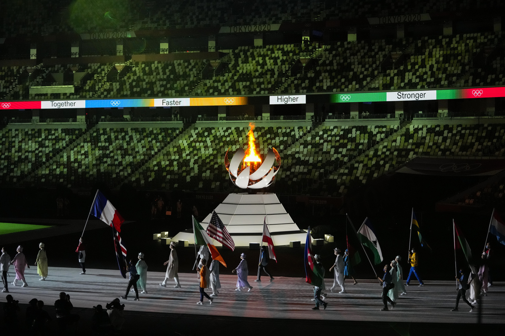 Olympijský oheň a vlajkonosiči