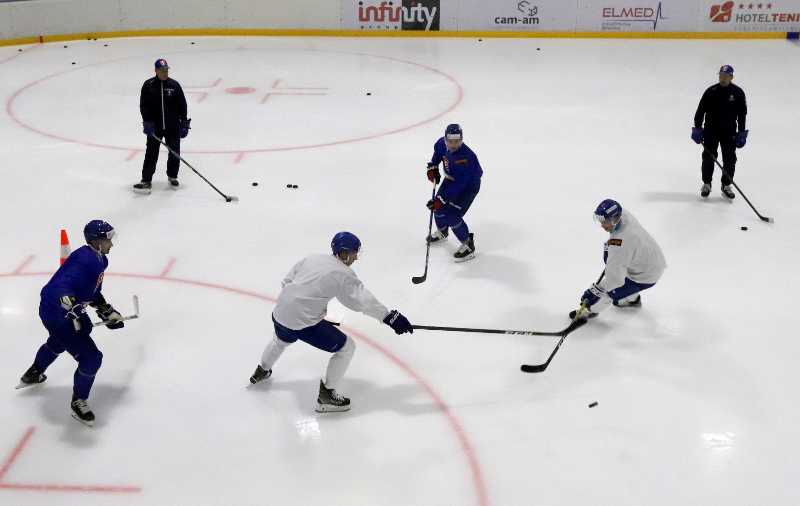 Slovenskí hokejisti trénujú počas