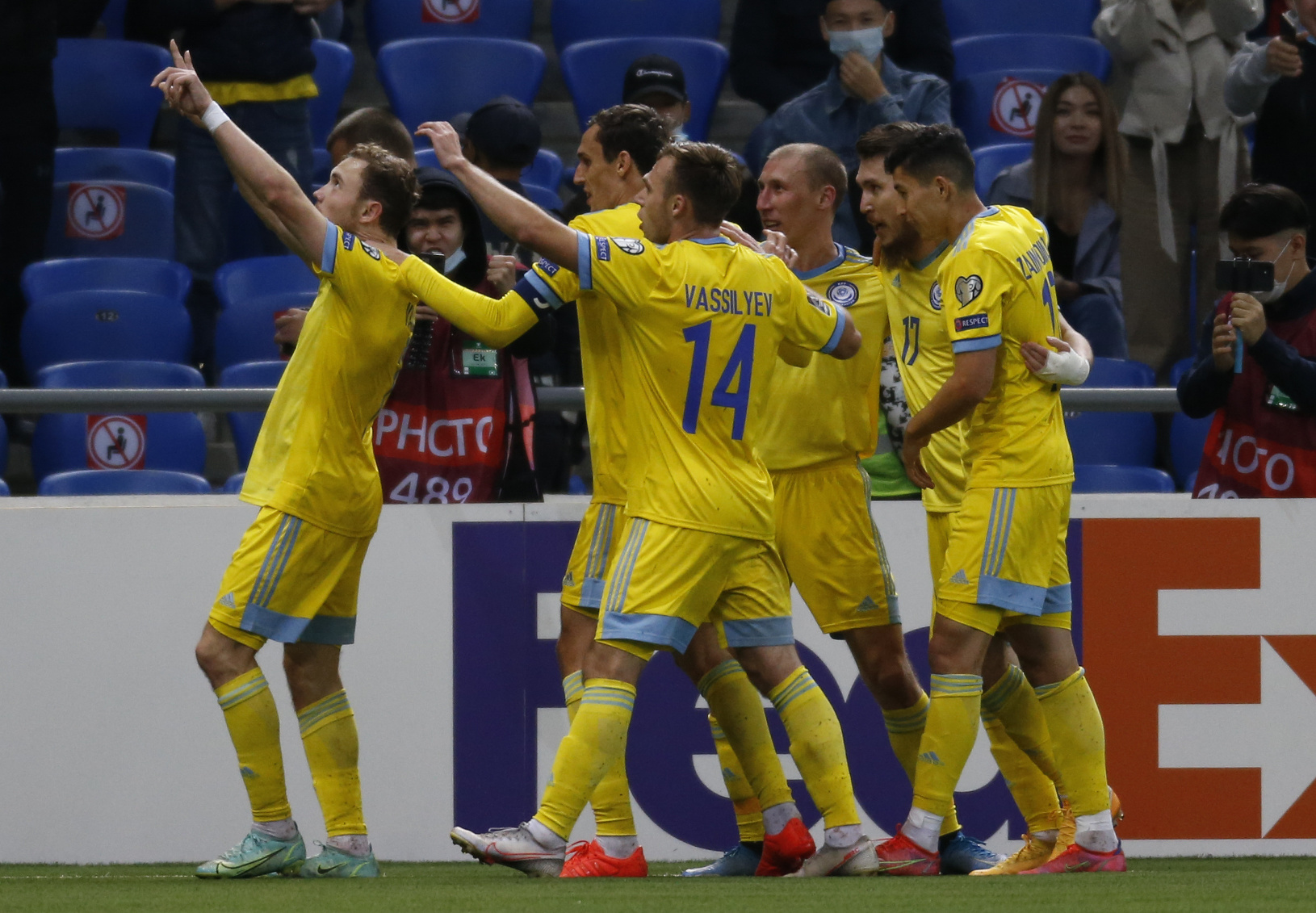 Hráči Kazachstanu oslavujú vyrovnávajúci