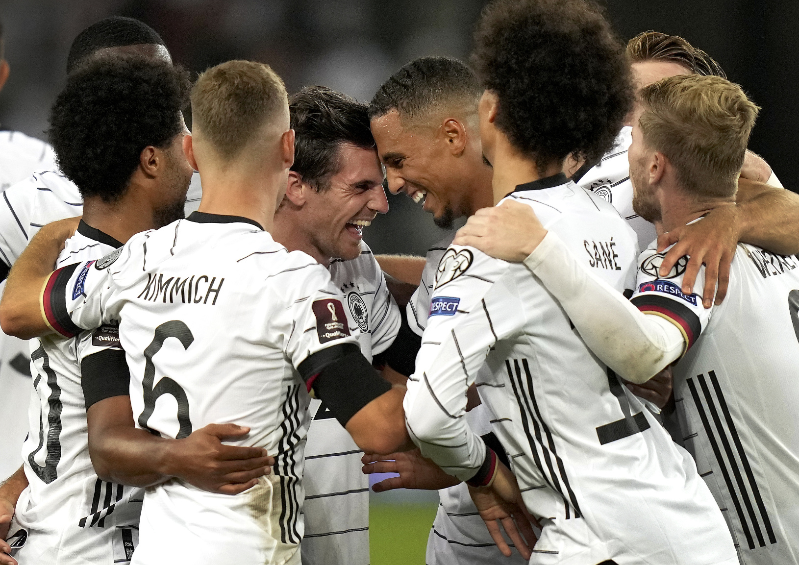 Futbalisti Nemecka oslavujú gól