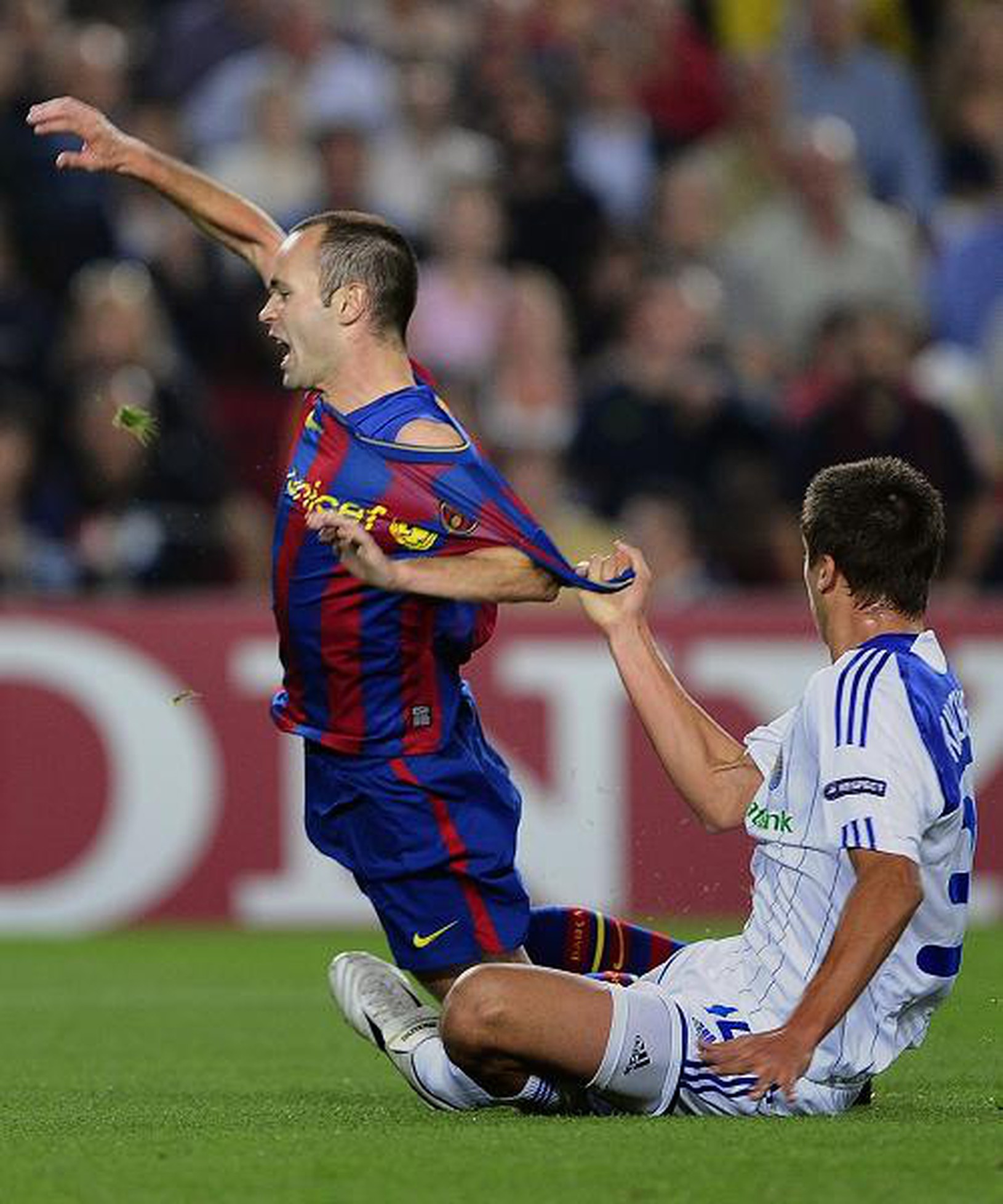 Andres Iniesta faulovaný Jefgenim