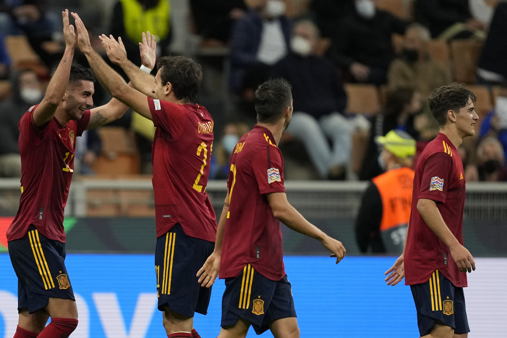 Španielski futbalisti oslavujú gól