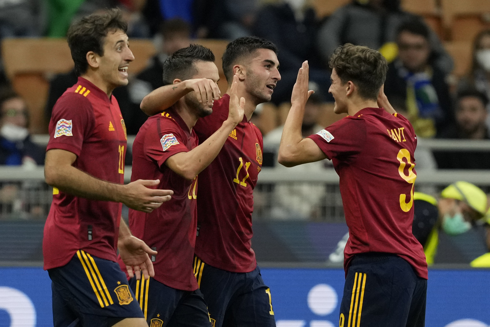 Španielski futbalisti oslavujú gól
