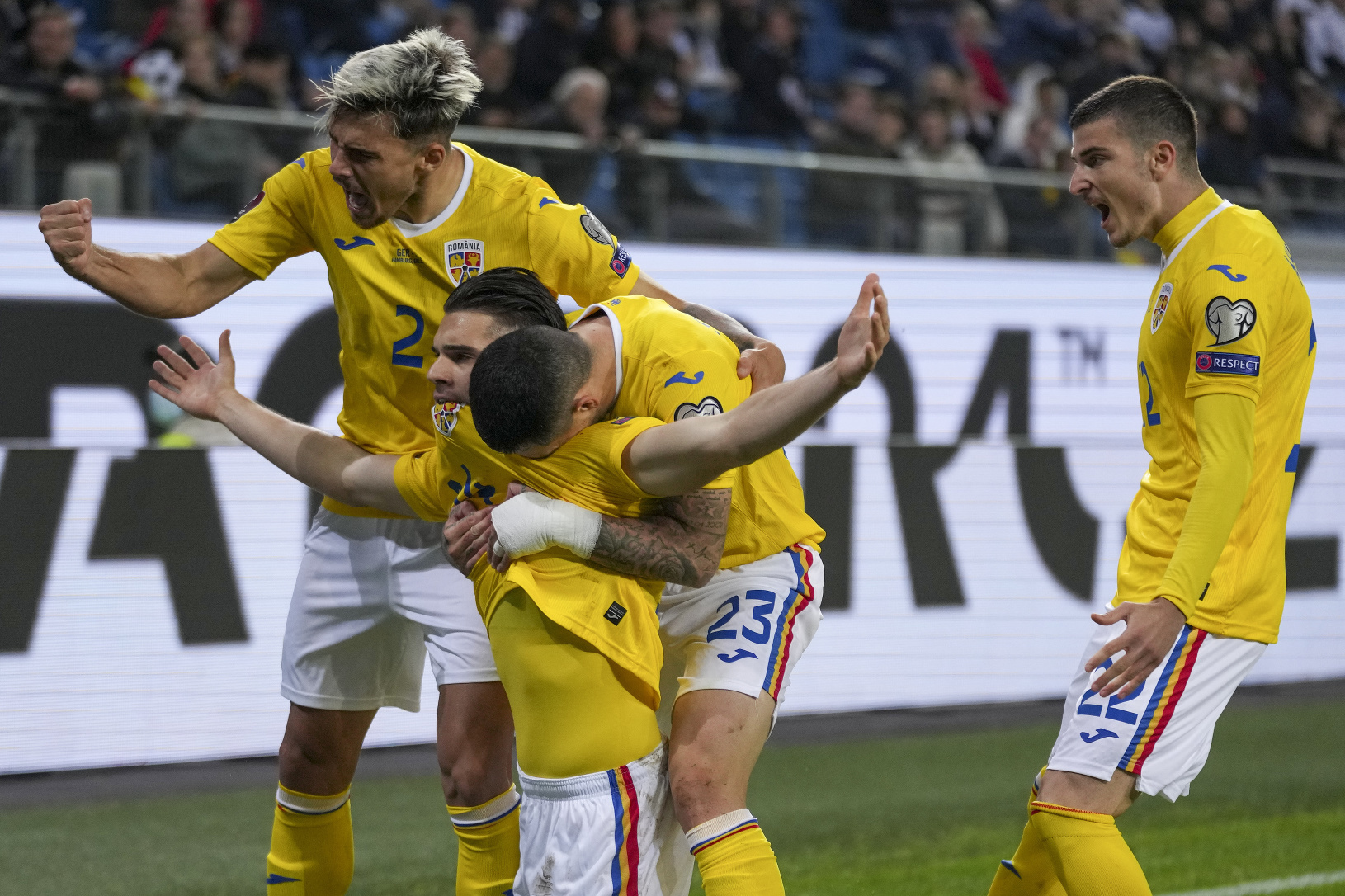 Hráči Rumunska oslavujú gól