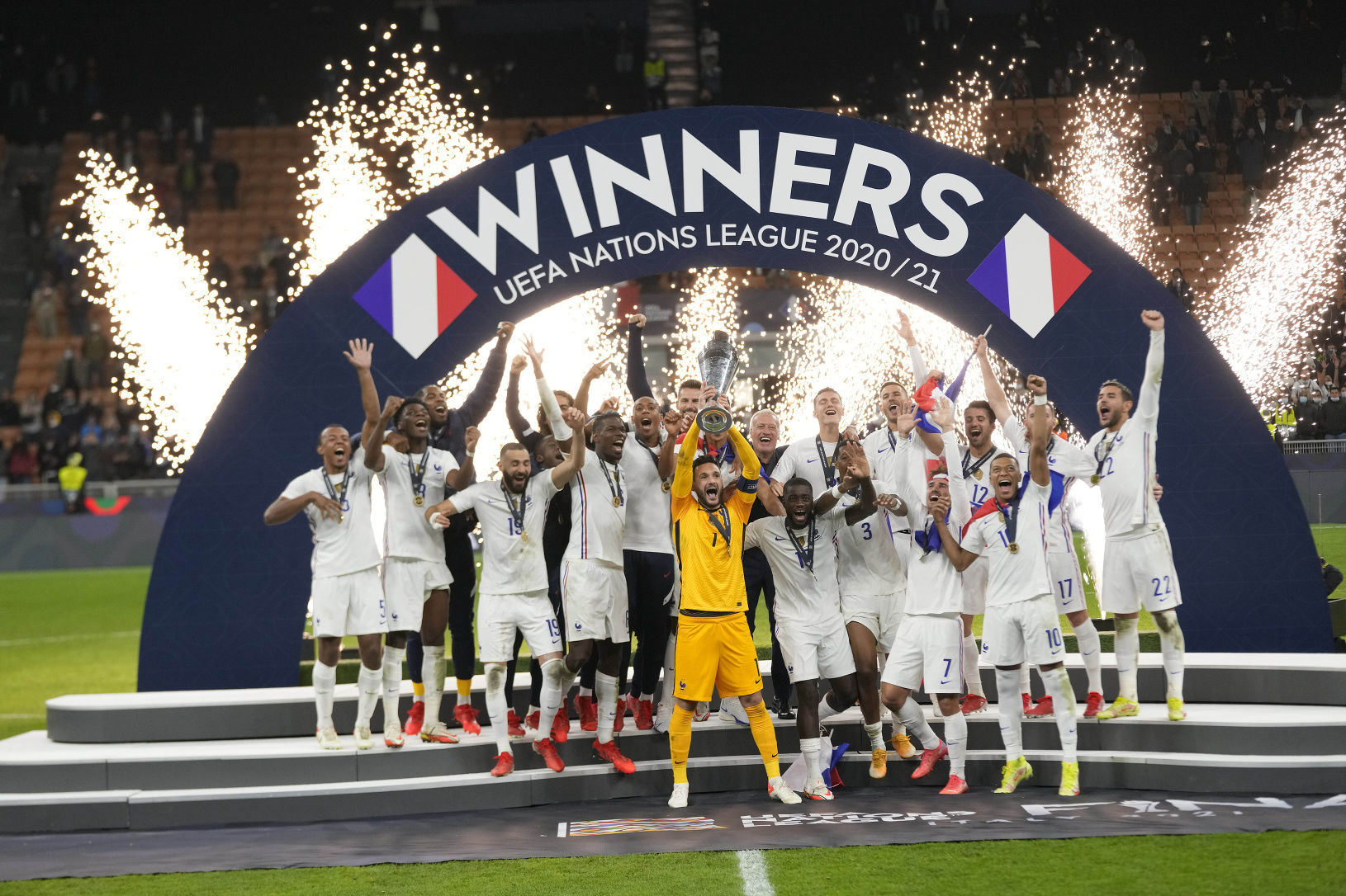 Francúzi s trofejou oslavujú
