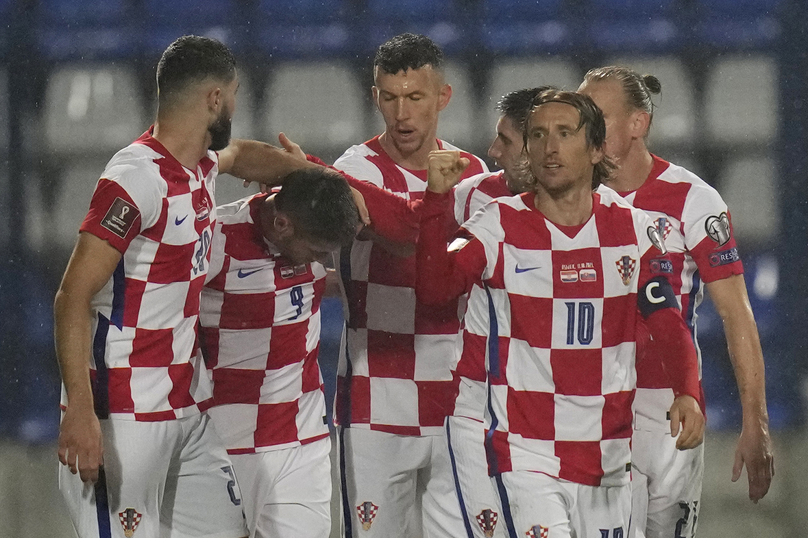 Chorvátski futbalisti oslavujú gól