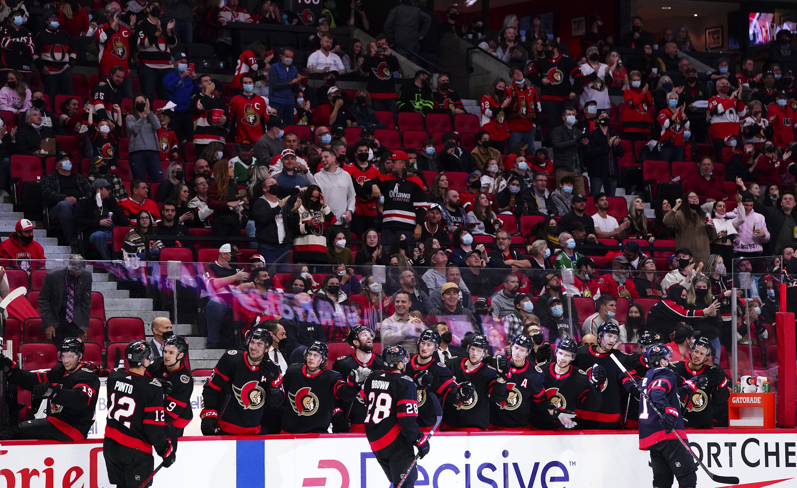 Hráči Senators oslavujú gól