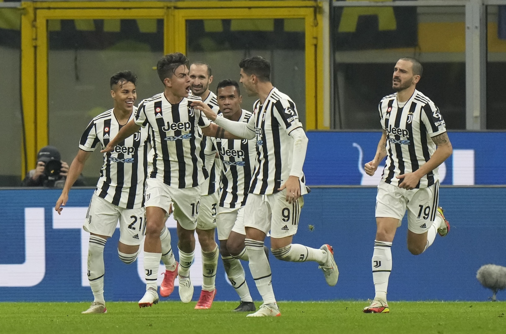 Hráči Juventusu oslavujú strelený