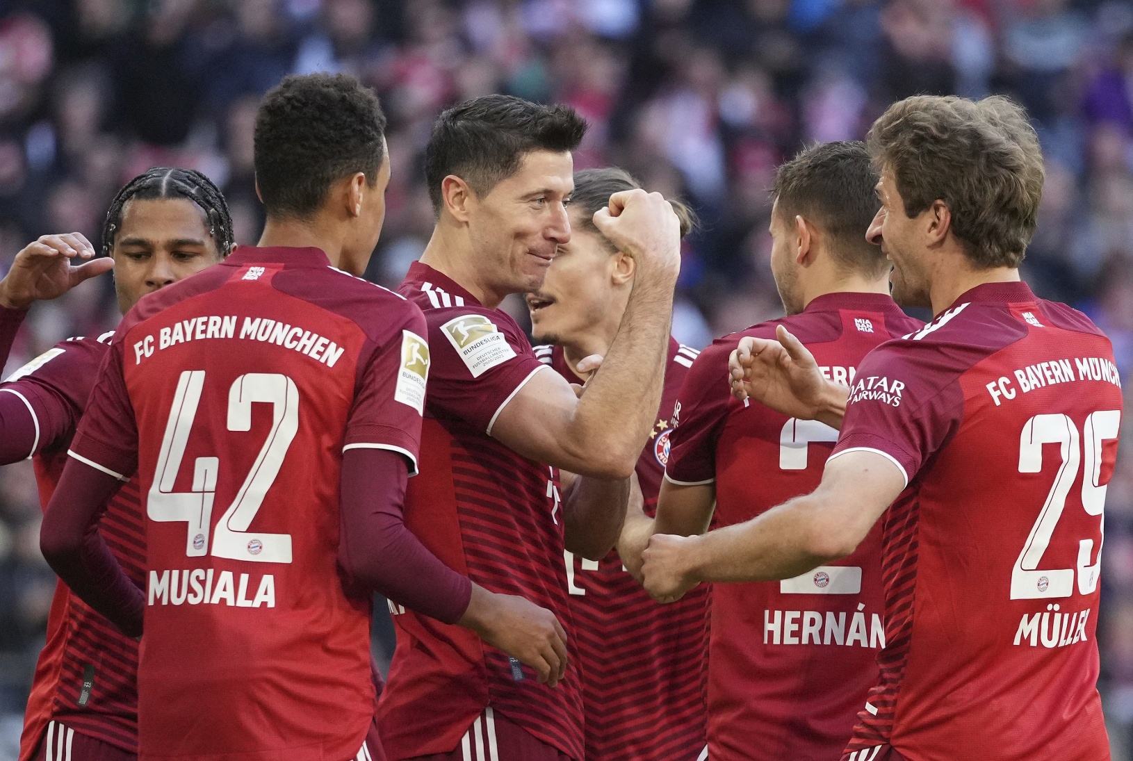 Futbalisti Bayernu oslavujú gól