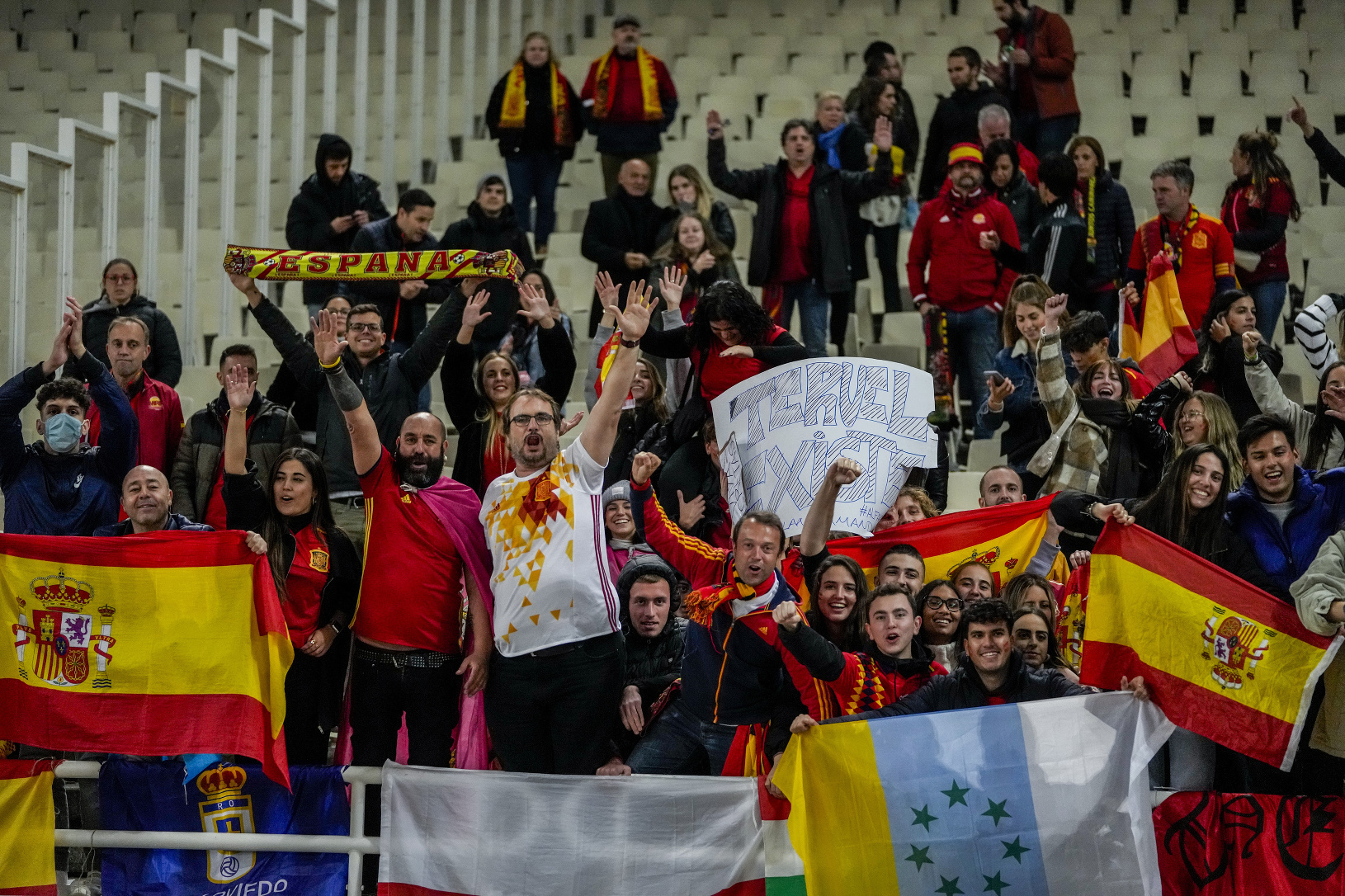 Španielski fanúšikovia podporujú svoj