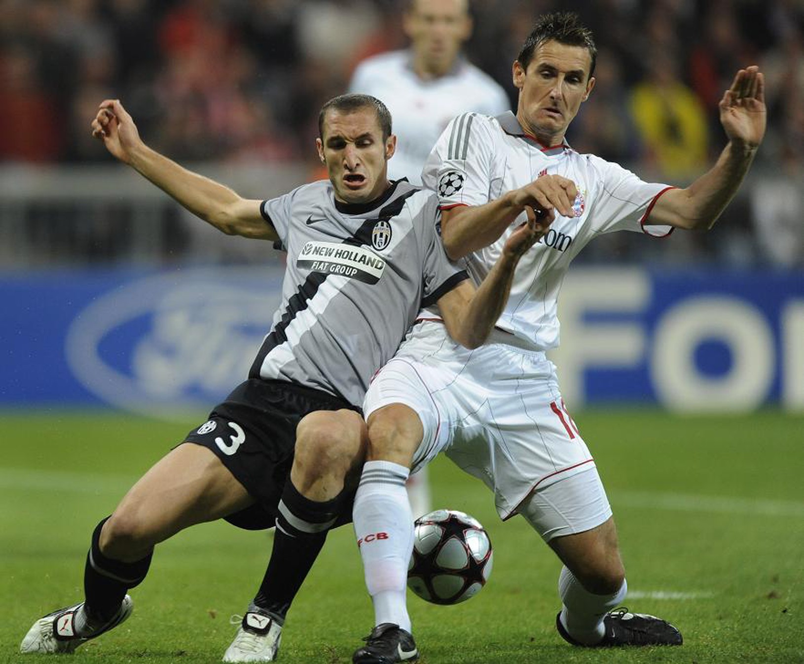 Chiellini a Klose v