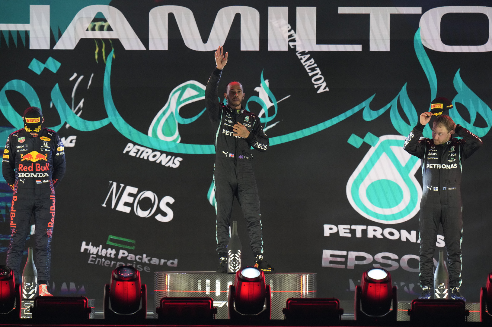 Lewis Hamilton oslavuje svoj