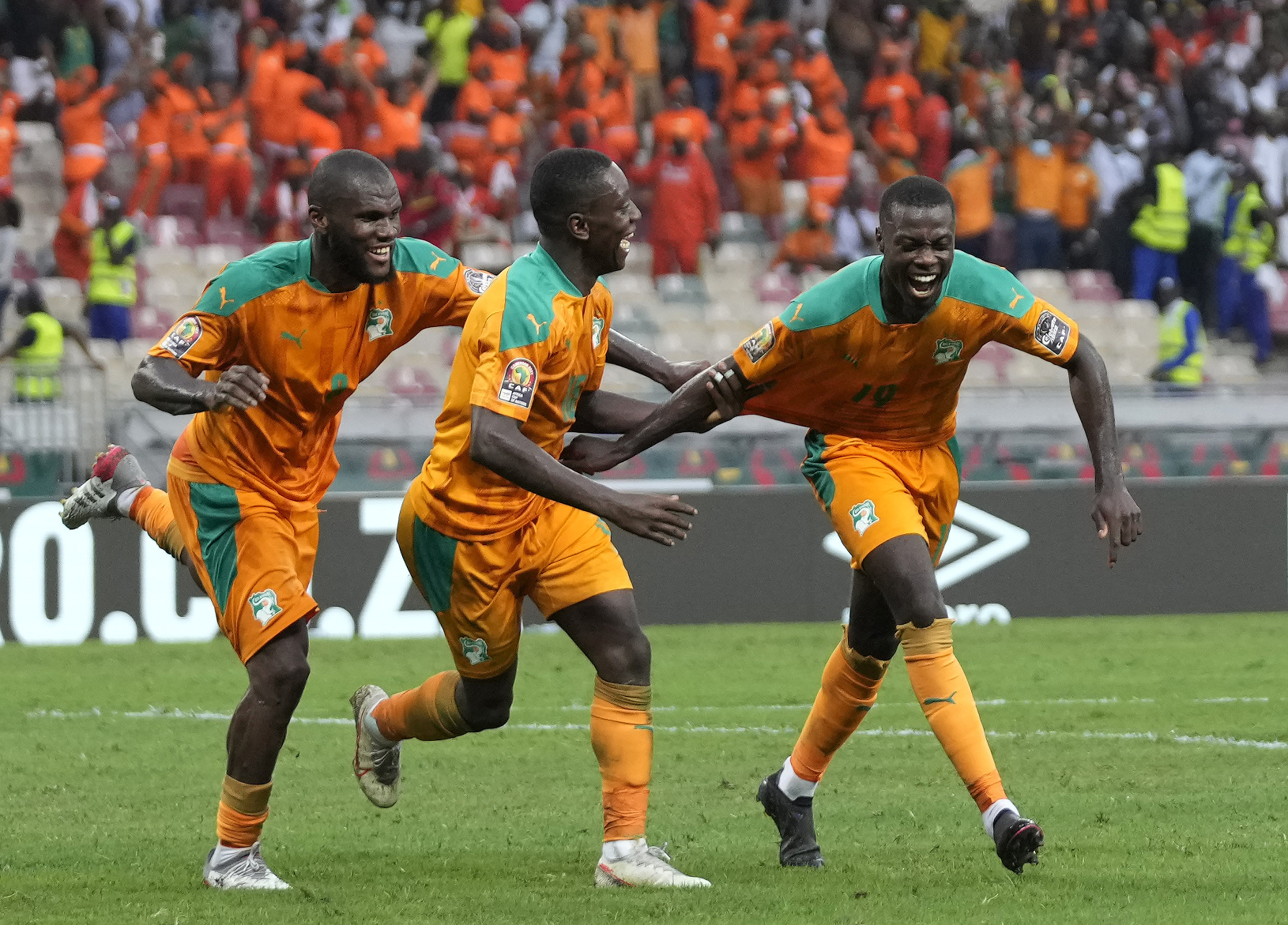Futbalisti Pobrežia Slonoviny oslavujú