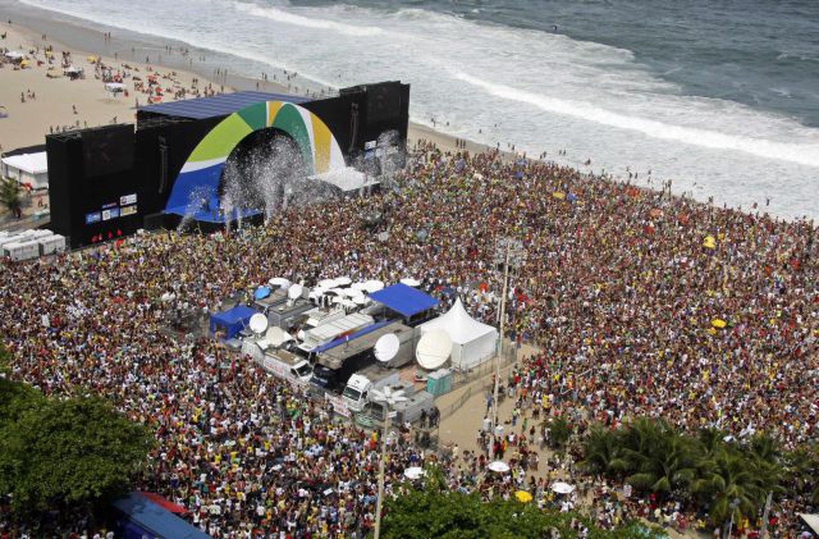Brazílčania oslavujú na Copacabane