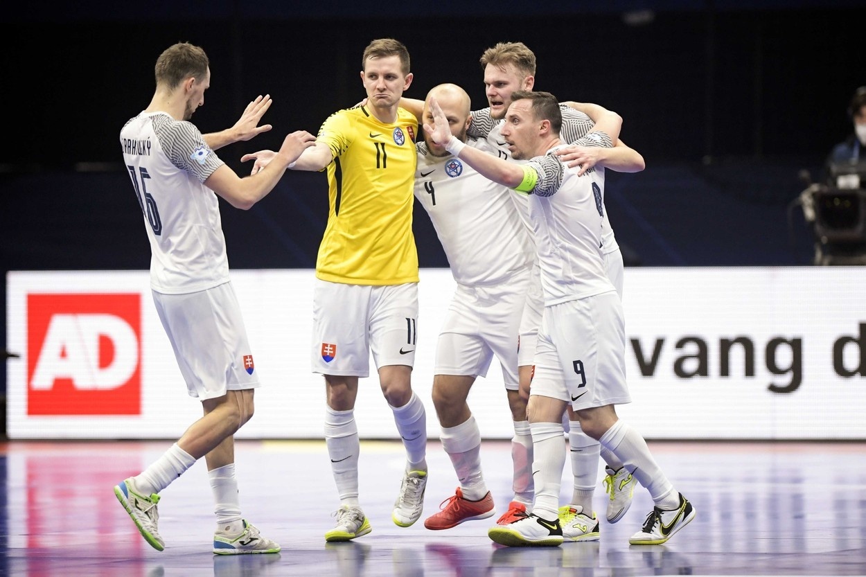 Slovenskí futsalisti oslavujú gól