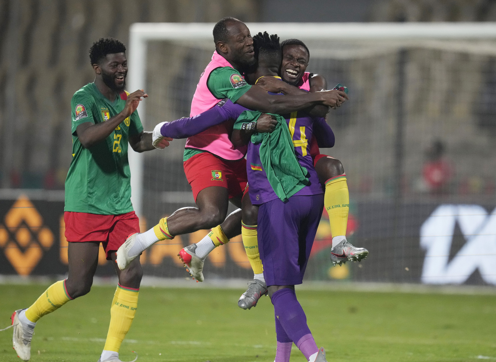 Futbalisti Kamerunu oslavujú triumf