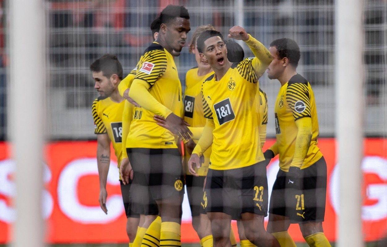 Hráči BVB oslavujú gól