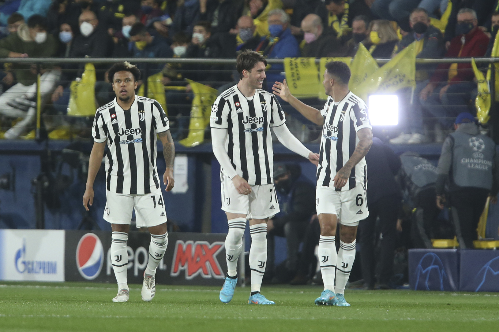 Futbalisti Juventusu Turín oslavujú