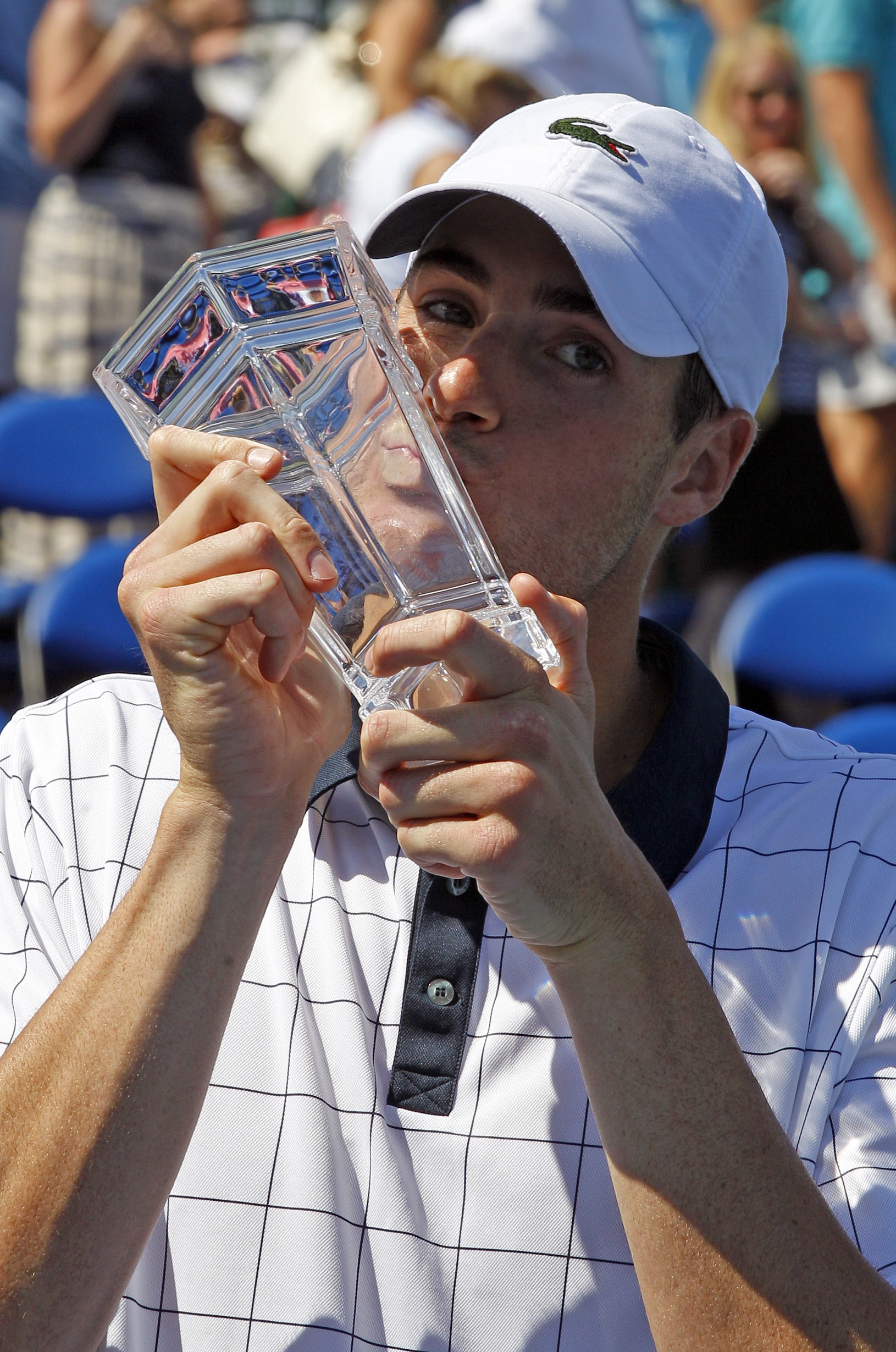 John Isner s trofejou