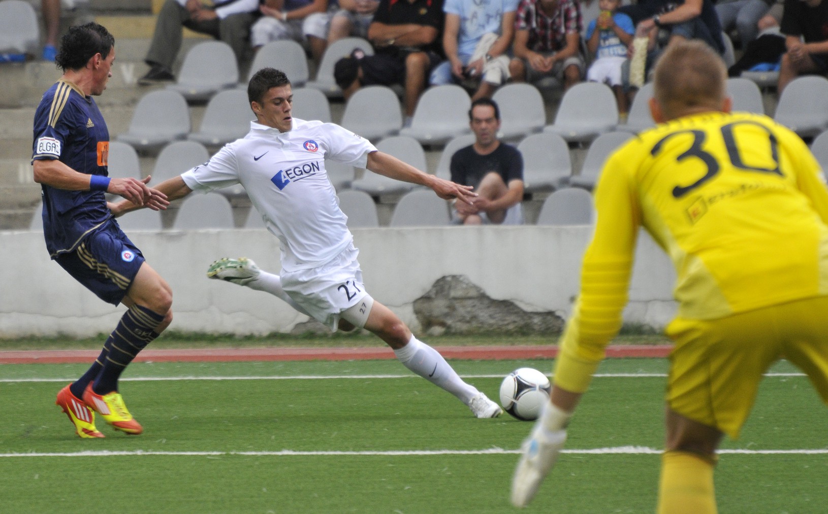Róbert Mazáň (uprostred) a