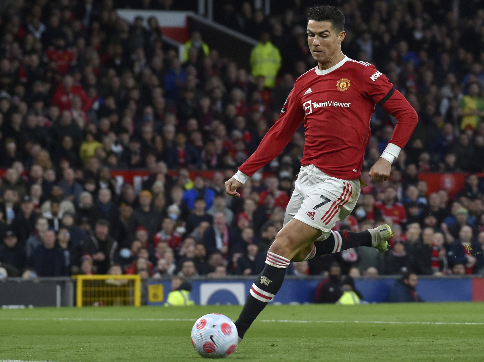 Cristiano Ronaldo tromi gólmi