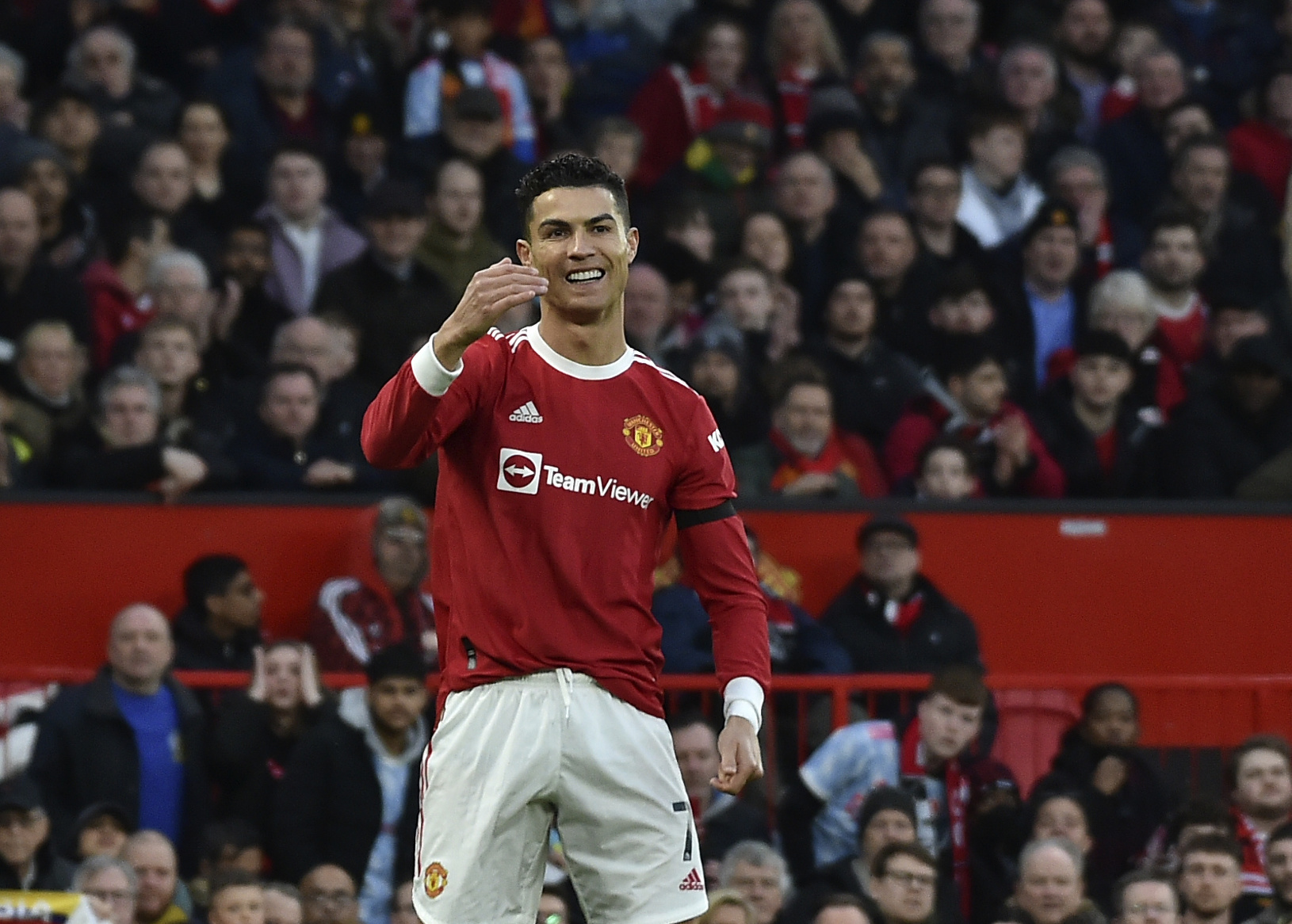 Cristiano Ronaldo tromi gólmi