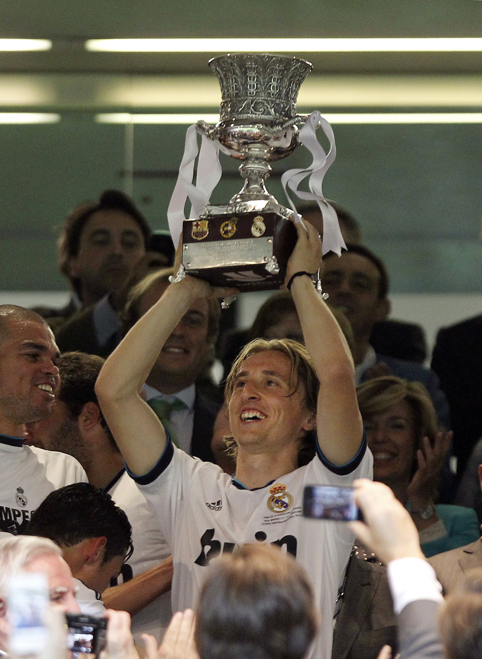 Luka Modrič s trofejou