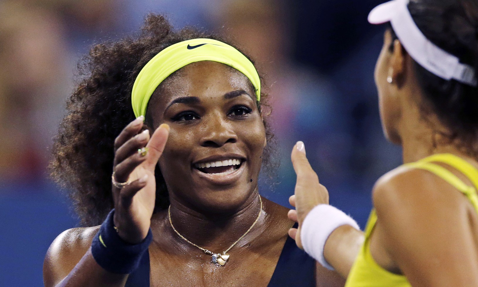 Serena Williamsová si podáva