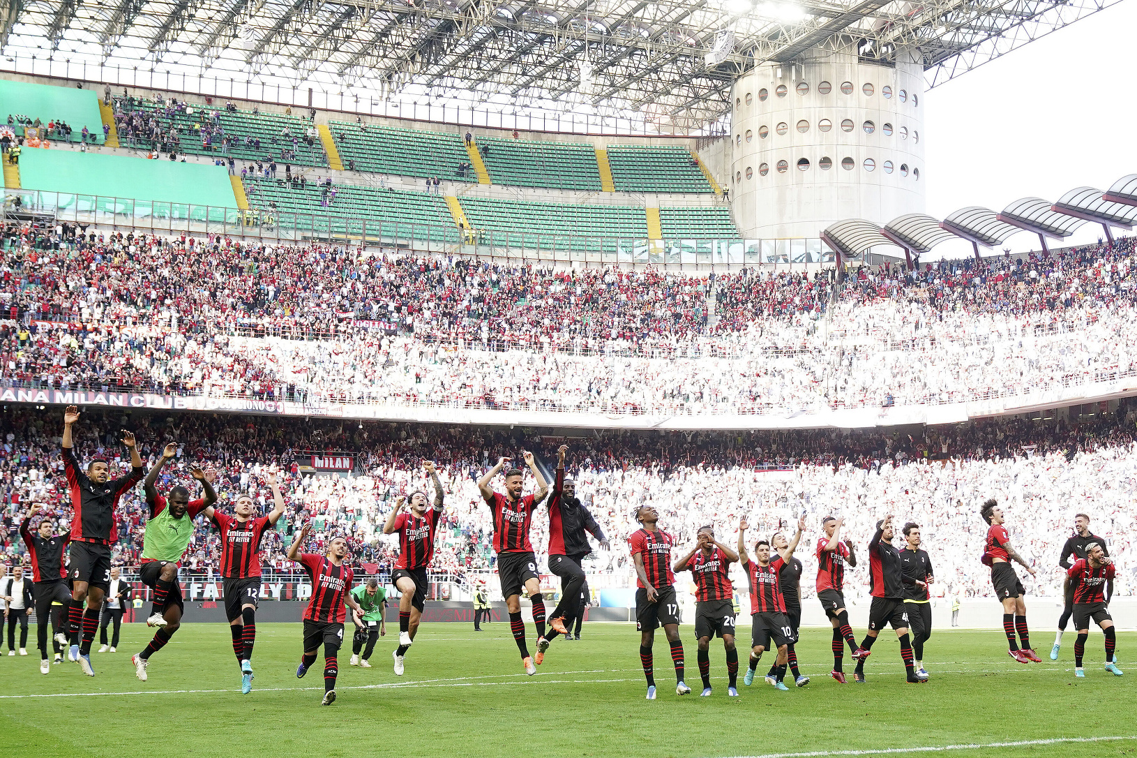 Futbalisti AC Milána oslavujú