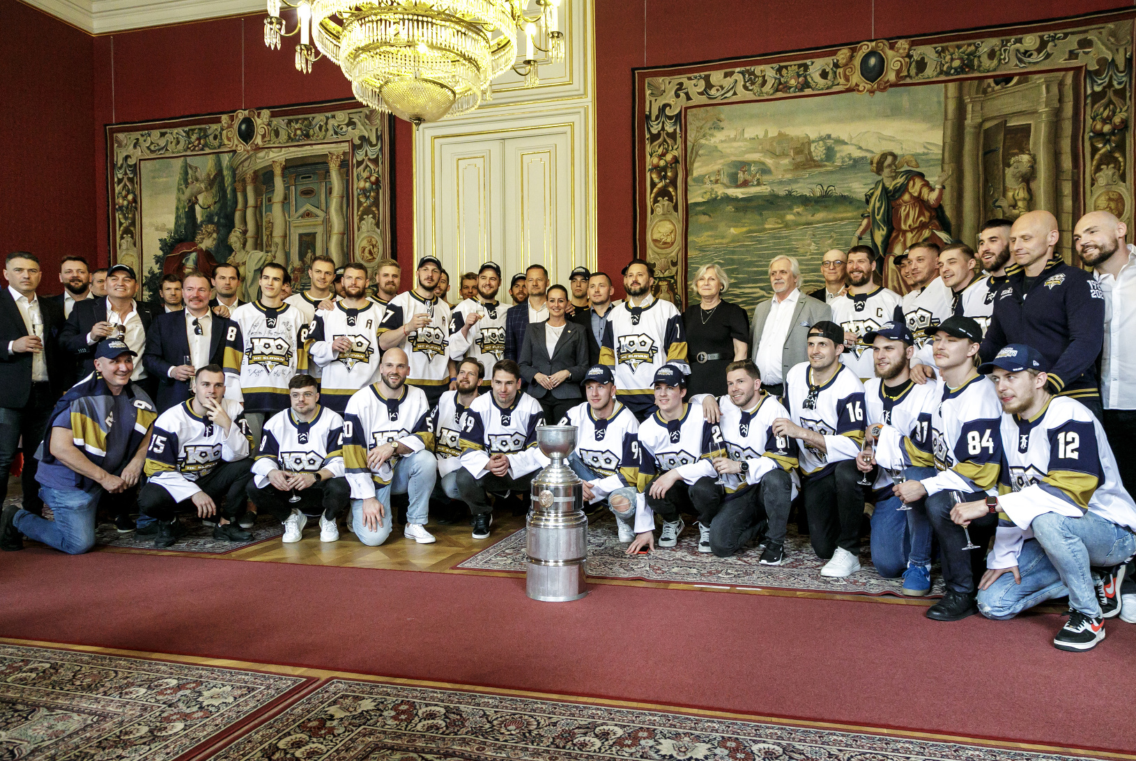 Oslavujúci hokejisti HC Slovana