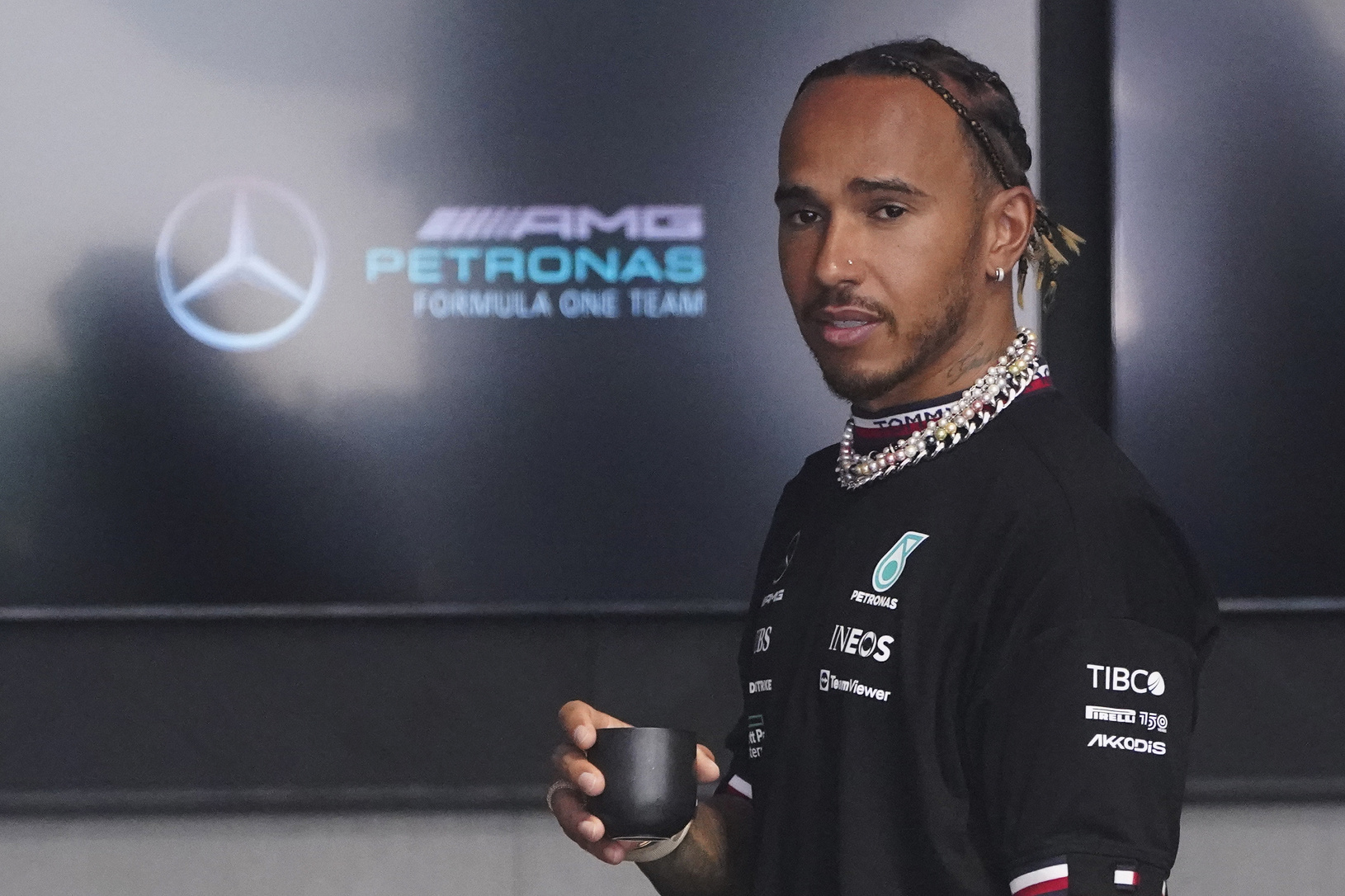 Lewis Hamilton provokuje vedenie