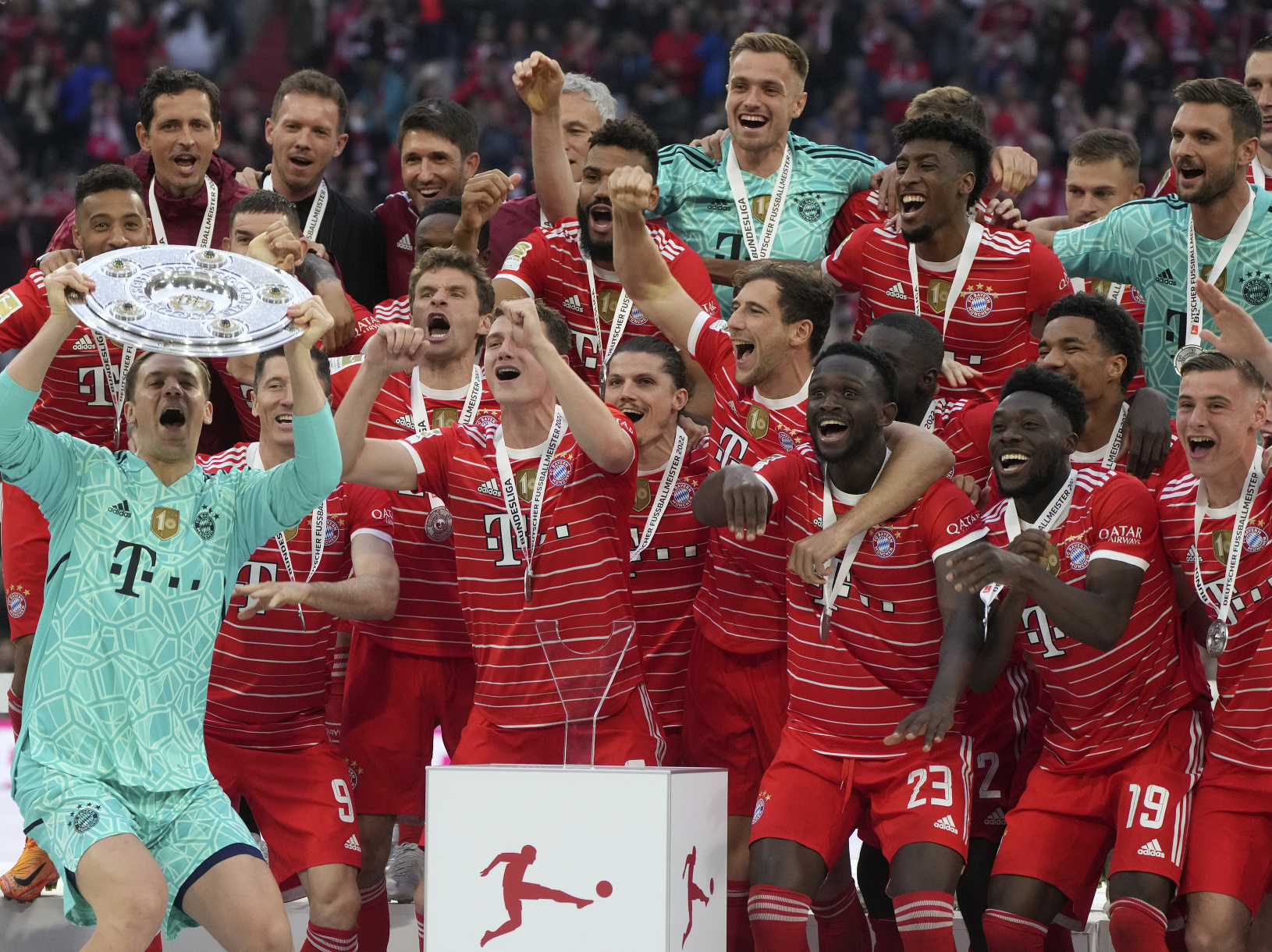 Futbalisti Bayernu Mníchov oslavujú