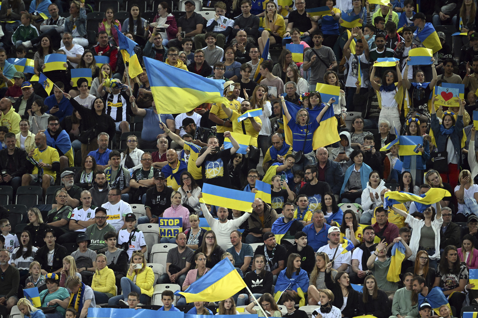 Fanúšikovia s ukrajinskými vlajkami