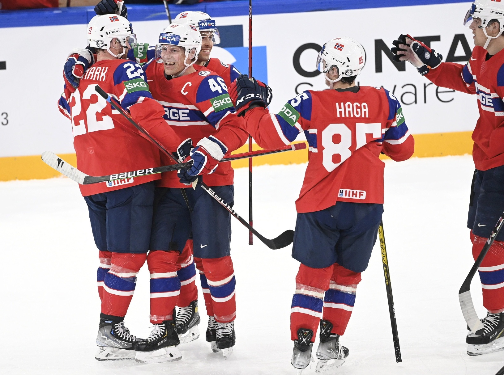 Nórski hokejisti oslavujú gól