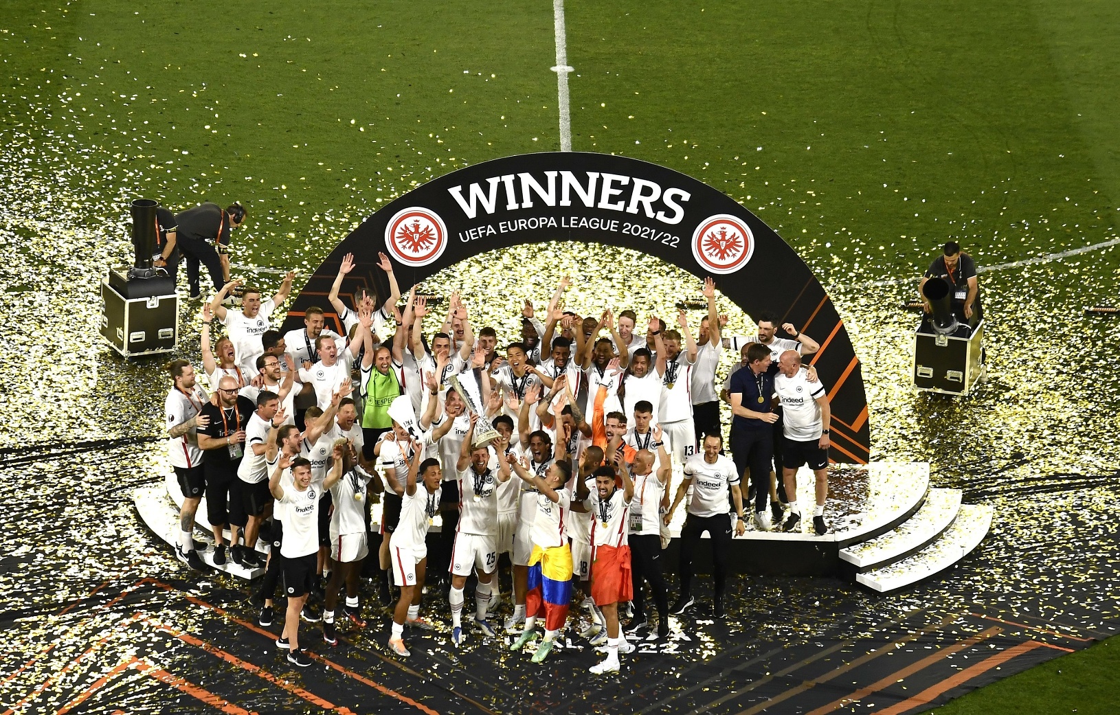 Futbalisti Eintrachtu Frankfurt oslavujú