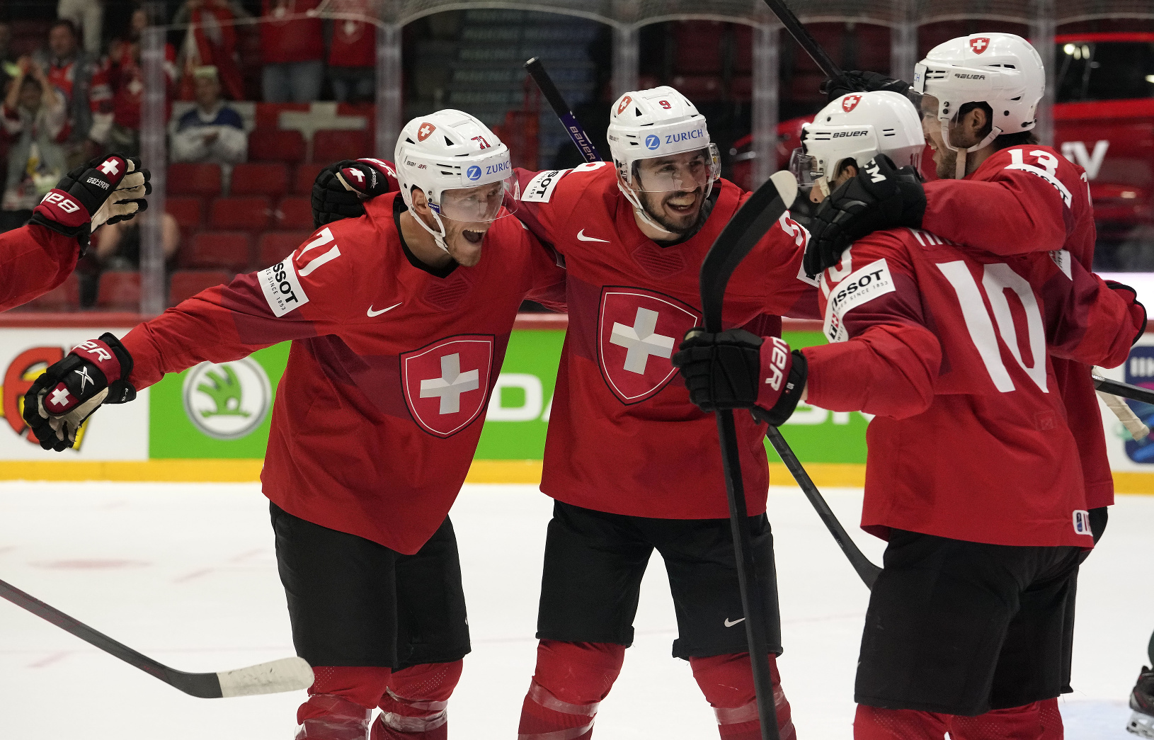 Hokejisti Švajčiarska oslavujú gól