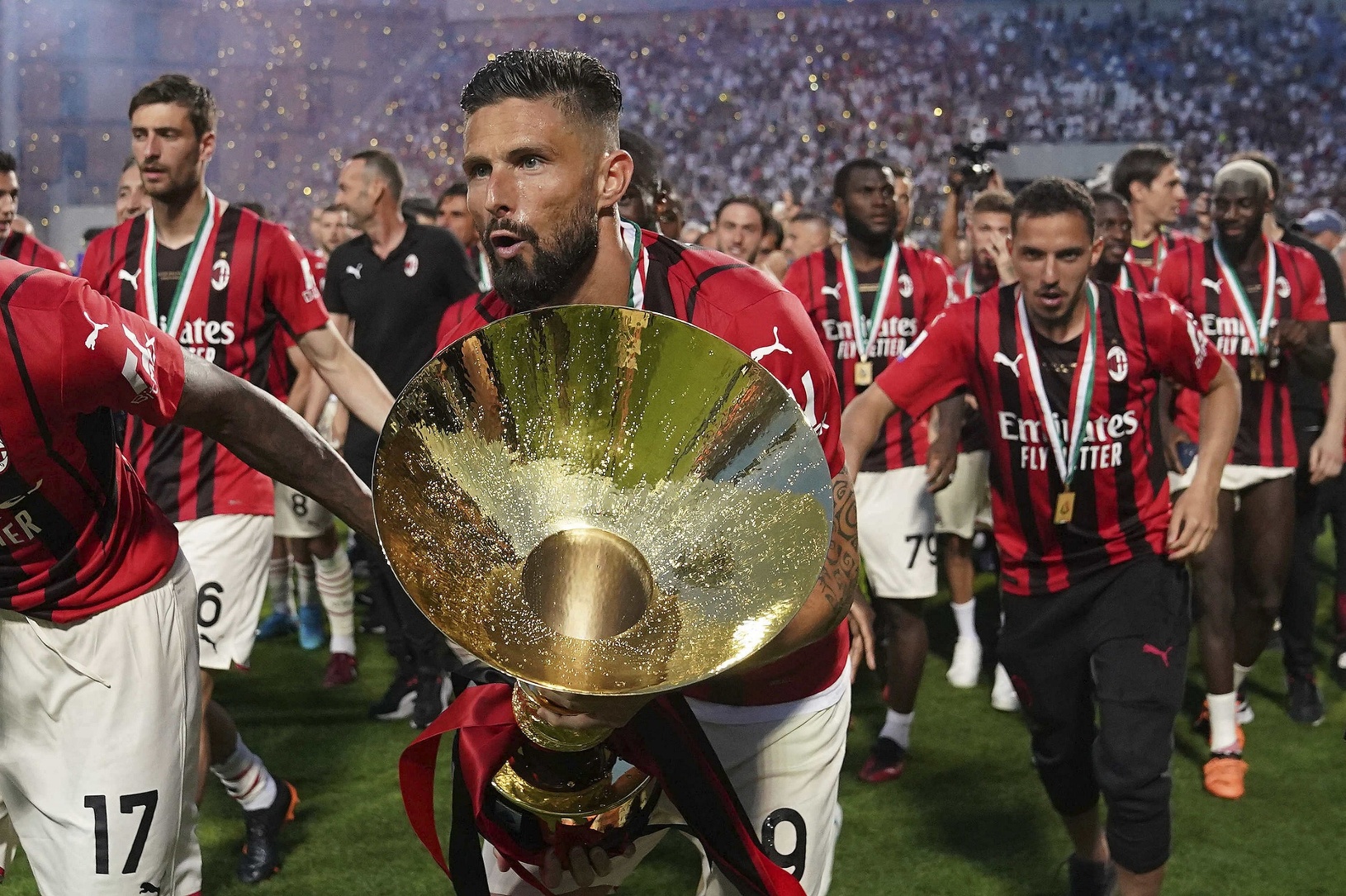 Olivier Giroud drží trofej